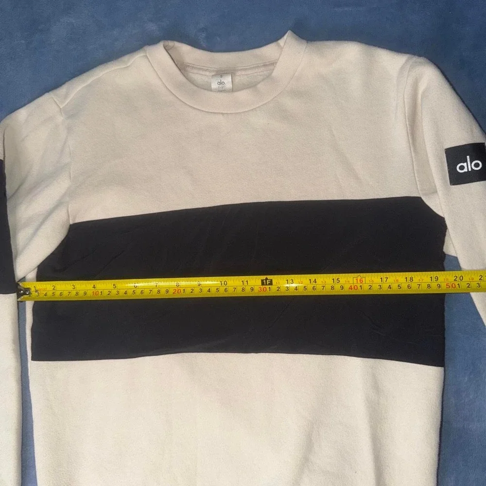 Alo Yoga cream & black color block sweatshirt